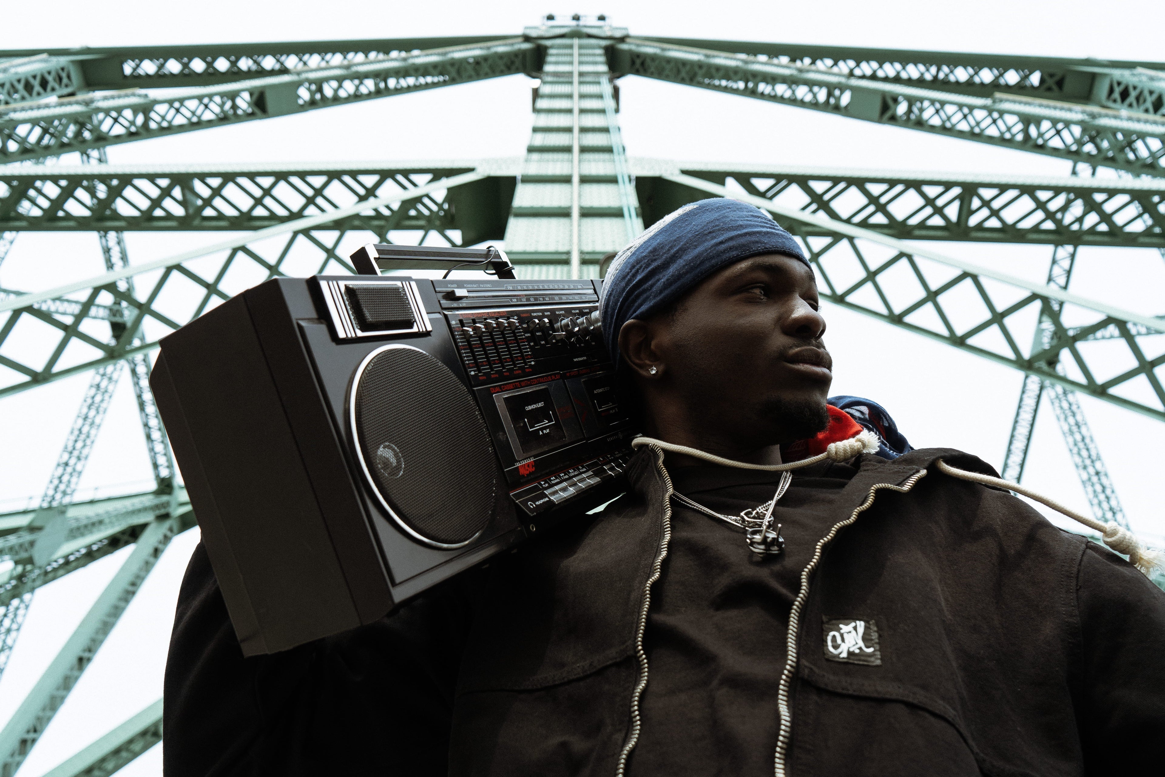 How to Style Baggy Jeans (Outfits)